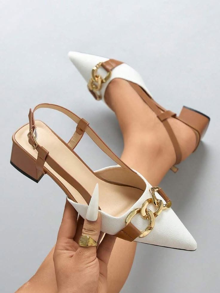Zapato de tacón bajo con cadena