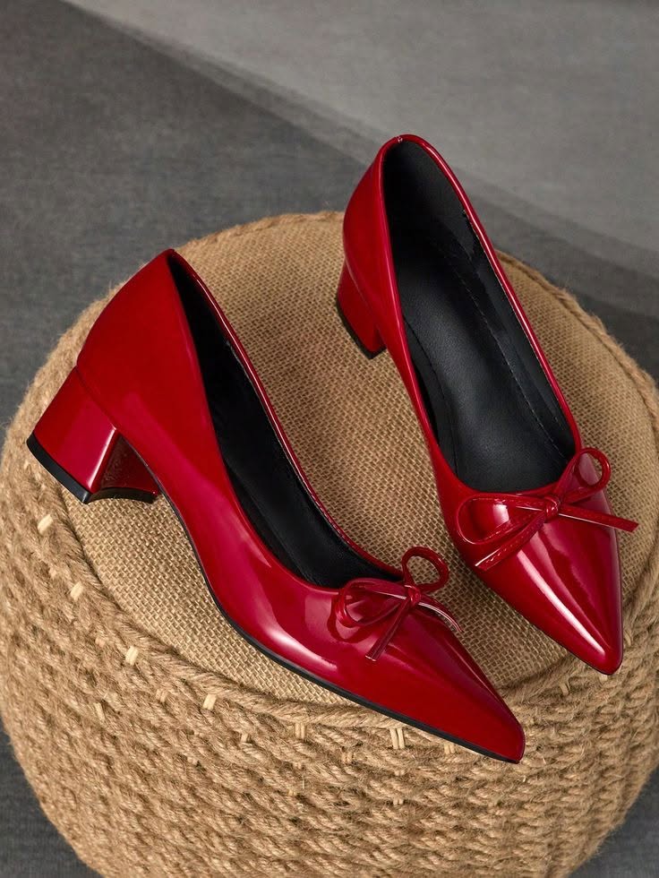 Zapato de tacón medio con lazo